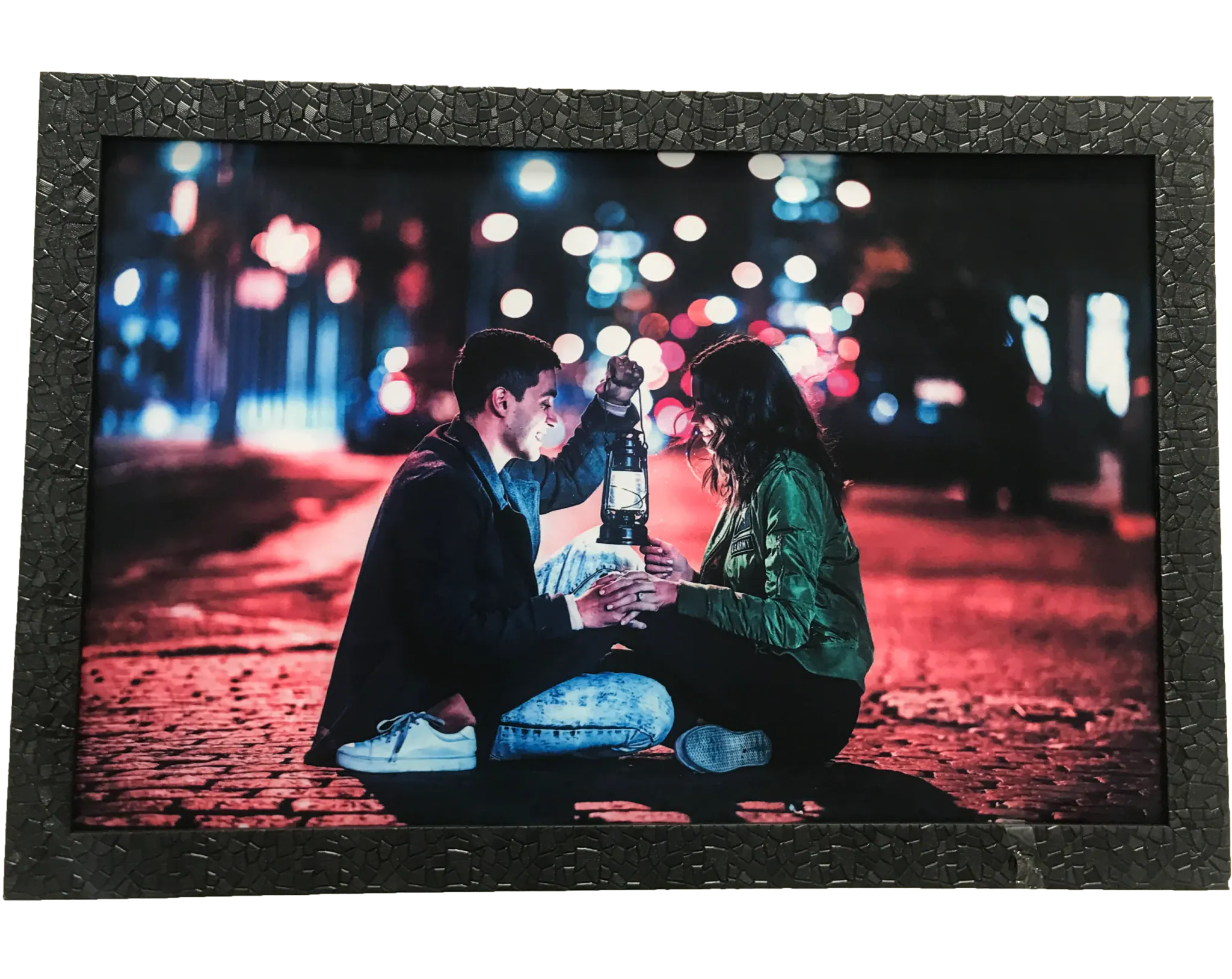 تابلو نوری عاشقانه با تصویر زوج عاشق در خیابان سنگفرش و نورهای رنگی شب